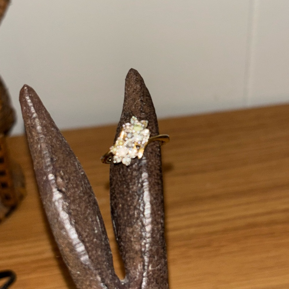 Vintage Elegant Gold and White Floral Ring